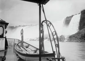 US Waterfall Photography Drucke: Niagara from Maid of the Mist, between c1910 and c1915. Creator: Bain News Service