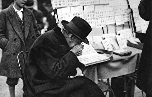 Ein alter Stempelkäufer von Paris im Jahr 1931. Künstler: Ernest Flammarion