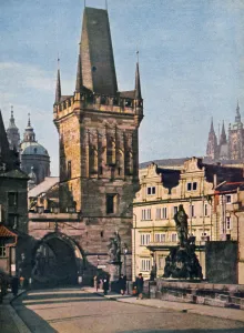 Der alte Stadtteil am Ende der König-Karl-Brücke in Prag, Tschechische Republik, 1943