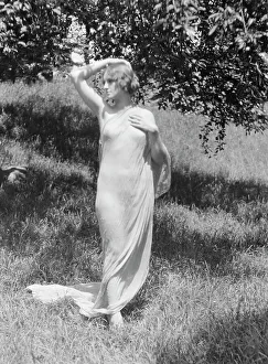 Vintage Astronomy Images Drucke: Olson, Margaret, Miss, standing outdoors, 1924 July. Creator: Arnold Genthe