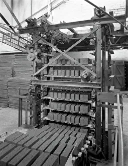 Kistenmaschine am Whitwick Brickworks in Coalville im Leicestershire 1963. Künstler