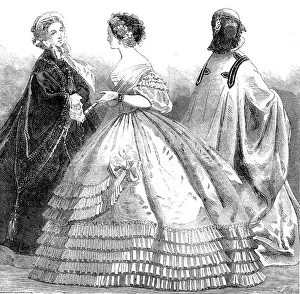 Paris Fashions für November 1860: 1. Das Lodi-Mantel. Ein Mantel aus Samt, ohne weitere Verzierungen als eine schmale Ruchierung auf der Innenseite. Die Ärmel bestehen aus zwei Teilen und bilden zwei Punkte; an den unteren einen großen Tassel ist befestigt. 2. Kleid für ein Abendessen-Party. Robe von rosa Gaz de Chambery mit fünf gefaltenen Falten, die um das Kleid herum platziert sind, so dass die Enden dreier davon auf einer Seite des Rockes zusammenlaufen, wo sie sich allmählich...Diese drei Stücke von Falten enden mit einem großen einfachen Schleifschluss ohne Ende. Der Korsett ist rund mit einem geflochtenen Vorderteil; die Ärmeln (aus Tulle) haben drei Reihen enger Goffering absteigend vom Schulteransatz aus. Auf dem Rückenteil des Gürtels ist ein Schleifschluss befestigt, an dem zwei Streifen von Seidenband derselben Farbe wie das Kleid hängen bleiben. Das Haarrequisit besteht aus einer Blumenkränze verschiedener Farben; Hinterhaar wird durch einen vergoldeten Band gehalten.
