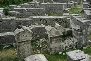 European Historical Landmarks Photos Drucke: Partial view of the amphitheater ruins