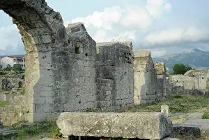 Ancient Roman Amphitheater Drucke: Partial view of the amphitheater ruins
