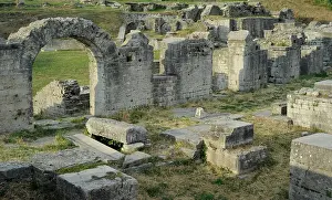 Ancient Roman Amphitheater Drucke: Partial view of the amphitheater ruins