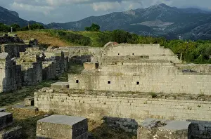 Croatian Historical Landmarks Drucke: Partial view of the amphitheater ruins