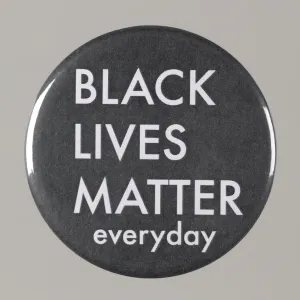 Pinback-Button mit der Aussage Black Lives Matter Everyday, von MMM 20. Jubiläum.