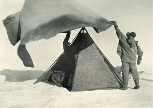 British Antarctic History Drucke: Pitching the Double Tent on the Summit, c1911, (1913). Artist: Henry Bowers