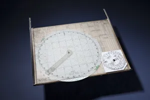 Drucke von Kunststoffassemblage: Tischplatte, Datenkarte und Kartenvorlage sowie Halter aus Aluminium Bilder Datiert 2021 August: Plottingsplatze der Marine, Modell Mark 3A, 1942. Ersteller: Felsenthal-Instrumenten-Ko