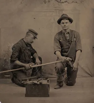 Zwei Schmiede mit einem Rohr, Schnittdolch und Werkzeugkasten aus den 1870er/1880er Jahren. Ersteller unbekannt
