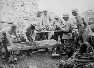 WWI Soldier Life Drucke: Poilus making mattresses, between c1915 and c1918. Creator: Bain News Service