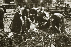 Die Armen Berlins durchsuchen Schutthaufen, Deutschland 1914-1918