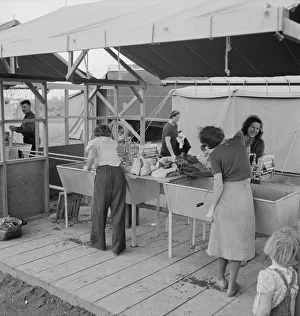 Portables Waschunitätseinheit über dem Badezimmer; FSACamp in Merrill (Oregon); 1939 vonDorotheaLange