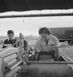 Portabelwaschmaschine-Einheit über dem Badewasserunit-Sondercamp für die Arbeitskräfte der Farm Security Administration in Merrill im Bundesstaat Oregon am 17. Mai und den 2. Juni / Juli 1939, Fotografien von Dorothea Lange