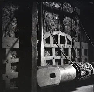 Drucke von Portcullis, Tower of London, c1955. Vertikal schließender Torbogen wird schnell durch Seile an einem internen Windenmechanismus auf- oder abgelassen Tower Hamlets Drucke: Portcullis, Tower of London, c1955. Schöpfer: Arthur Charles Kirby Ware