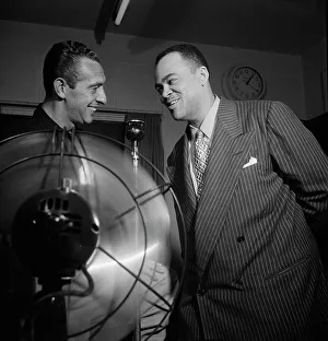 Porträt von Arnett Cobb und Symphony Sid, WHOM, New York City (N.Y.), 1946. Erfinder: William Paul Gottlieb