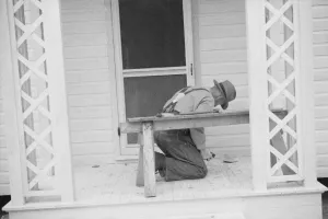 Möglicherweise ist es das Projekt der Heckenwurzel oder ein Holzbauer am Werk in Eatonton (Georgia), 1936 von Walker Evans