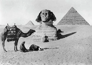 Betet vor einer Sphinx in Kairo Ägypten 1920er Jahren