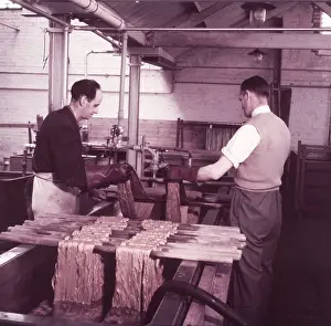 Vorbereitung und Färbung von Material für die Krönungsrobe, Braintree, Essex, um 1953.