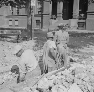 Home Front War Effort Drucke: Preparing the ground for the construction of emergency buildings