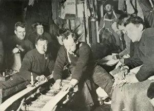 Ernest Shackleton Photos Drucke: Preparing A Sledge During the Winter, 1908, (1909)