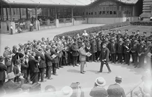 Black And White Photography 1910s Drucke: Presenting pen to Wallis, between c1915 and c1920. Creator: Bain News Service