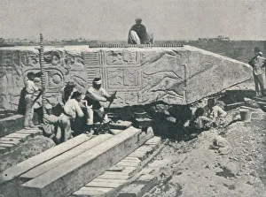 Drucke von Prising Auf die Nadel, um das Rahmen unter ihr zu bauen, 1877 (1910). Die Cleopatras-Nadel wurde ursprünglich in der ägyptischen Stadt Heliopolis auf Befehl von Thutmose III. im Jahr 1450 v. Chr William James Drucke: Die Pringung der Nadel, um das Rahmenwerk darunter zu errichten. 1877,(1910)
