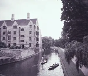 River Cam Boats Drucke: Punting on The Backs at Cambridge, c1955