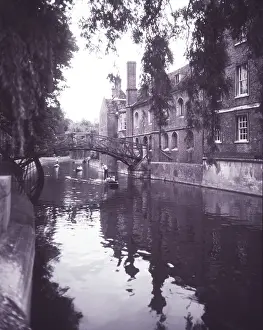 River Cam Boats Drucke: Punting on The Backs at Cambridge, c1955