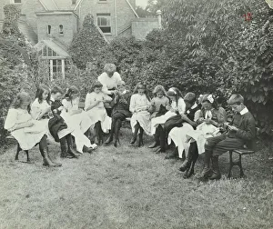London County Council Photographs Drucke: Pupils in the garden doing needlework
