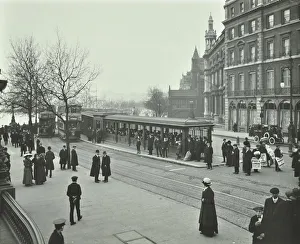 Edwardian Era London Drucke: Queue of people at Blackfriars Tramway shelter, London, 1912