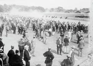 Historic Horse Racing Pictures Drucke: Race track - Saratoga, between c1910 and c1915. Creator: Bain News Service