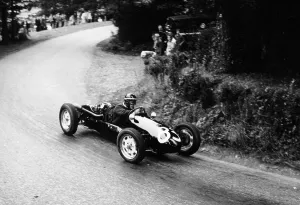 Vintage Motor Sport Images Drucke: A racing driver speeding round a bend