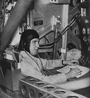Royal Air Force Personnel Drucke: RAF flight engineer on board an aircraft, c1940 (1943)