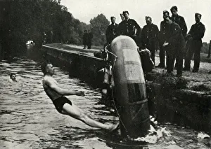 Personnel der RAF lernen, ein Rettungsboot zu bedienen, 1941. Ersteller: Charles Brown