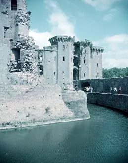 Drucke von Raglan Castle, Monmouthshire, c1955. Spätmittelalterlicher Schlossbau aus dem 15. und frühen 17. Jahrhundert Verwandte Bilder Drucke: Raglan Castle, Monmouthshire, c1955. Ersteller: Arthur Charles Kirby Ware