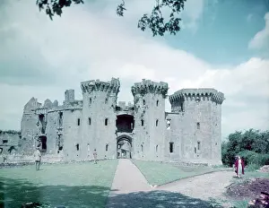 Drucke von Raglan Castle, Monmouthshire, c1955. Spätmittelalterlicher Schlossbau aus der Zeit des 15. und frühen 17. Jahrhunderts Verwandte Bilder Drucke: Raglan Castle, Monmouthshire, c1955. Ersteller: Arthur Charles Kirby Ware
