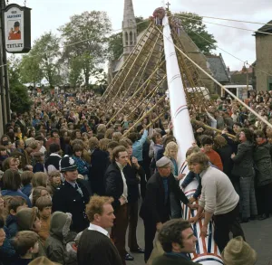 Drucke von Aufstellen des Maysäulen auf Mai-Tag in Barwick-in-Elmet, Yorkshire Verwandte Bilder Drucke: Aufheben des Maysäulenbeisels
