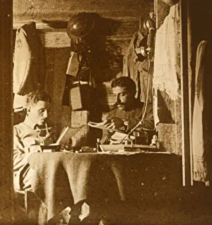World War One Trench Life Drucke: Reading in the trenches, c1914-c1918
