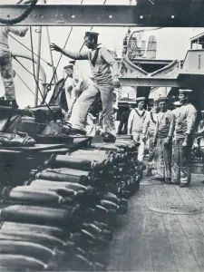 WWI Naval Warfare Drucke: Receiving shells for the naval guns on the deck of a battleship, c1914