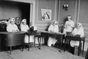World War I Home Front Drucke: Red Cross workers, between c1915 and c1920. Creator: Bain News Service
