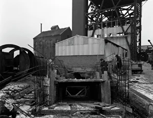 British Civil Engineering Projects Drucke: Refurbishment work, Mosley Common Colliery, Lancashire, 1963. Artist: Michael Walters