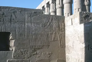 Ancient Egyptian Royalty Portraits Drucke: Relief of the Pharaoh smiting his enemies