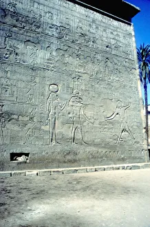 Ancient Egyptian Temple Architecture Drucke: Reliefs of Pharaoh smiting enemies, The first Pylon, Temple of Khnum, Esna, Egypt
