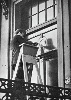 First World War Images UK Drucke: Removing German emblems from German Embassy, Carlton House Terrace, London, 1914