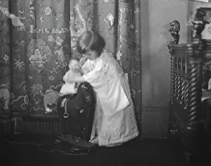 Reis, Isaac (Tochter von), Großtante des Herrn vom Foto spielt mit einem Puppenkasten am 27 Mai 1920 Erfinder: Arnold Genthe