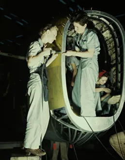 Schweißer am Werk auf dem Rumpf des Liberators ... Konsolidierte Luftfahrt-Korps in Fort Worth (Texas), 1942. Schöpfer: Howard Hollem