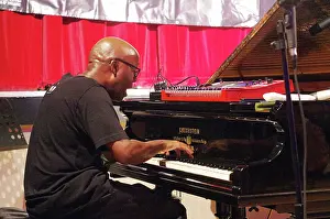 Gerahmter Druck : Robert Mitchell, Robert Mitchells True Think, Battle Jazz Festival, Battle, East Sussex, Juli 2024. Ersteller: Brian O'Connor. Robert Mitchell, Robert Mitchells True Think, Battle Jazz Festival, Battle, East Sussex, Juli 2024 Gerahmter Druck : Robert Mitchell, Robert Mitchells True Think, Battle Jazz Festival, Battle, East Sussex, Juli 2024. Ersteller: Brian O'Connor. Robert Mitchell, Robert Mitchells True Think, Battle Jazz Festival, Battle, East Sussex, Juli 2024