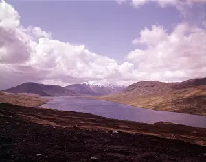 Drucke von Ross und Cromarty, Schottland, c1955. Die erste richtige Straße über den Loch Loyne wurde 1821 vom Ingenieur Thomas Telford als Teil der späteren Militärstraßenbauphase begonnen Cromarty Drucke: Ross und Cromarty, Schottland, um 1955. Ersteller: Arthur Charles Kirby Ware