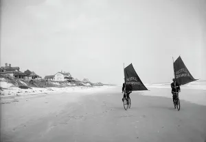Bilder Datiert 2023 Mai: Segeln von Fahrrädern am Strand in Ormond